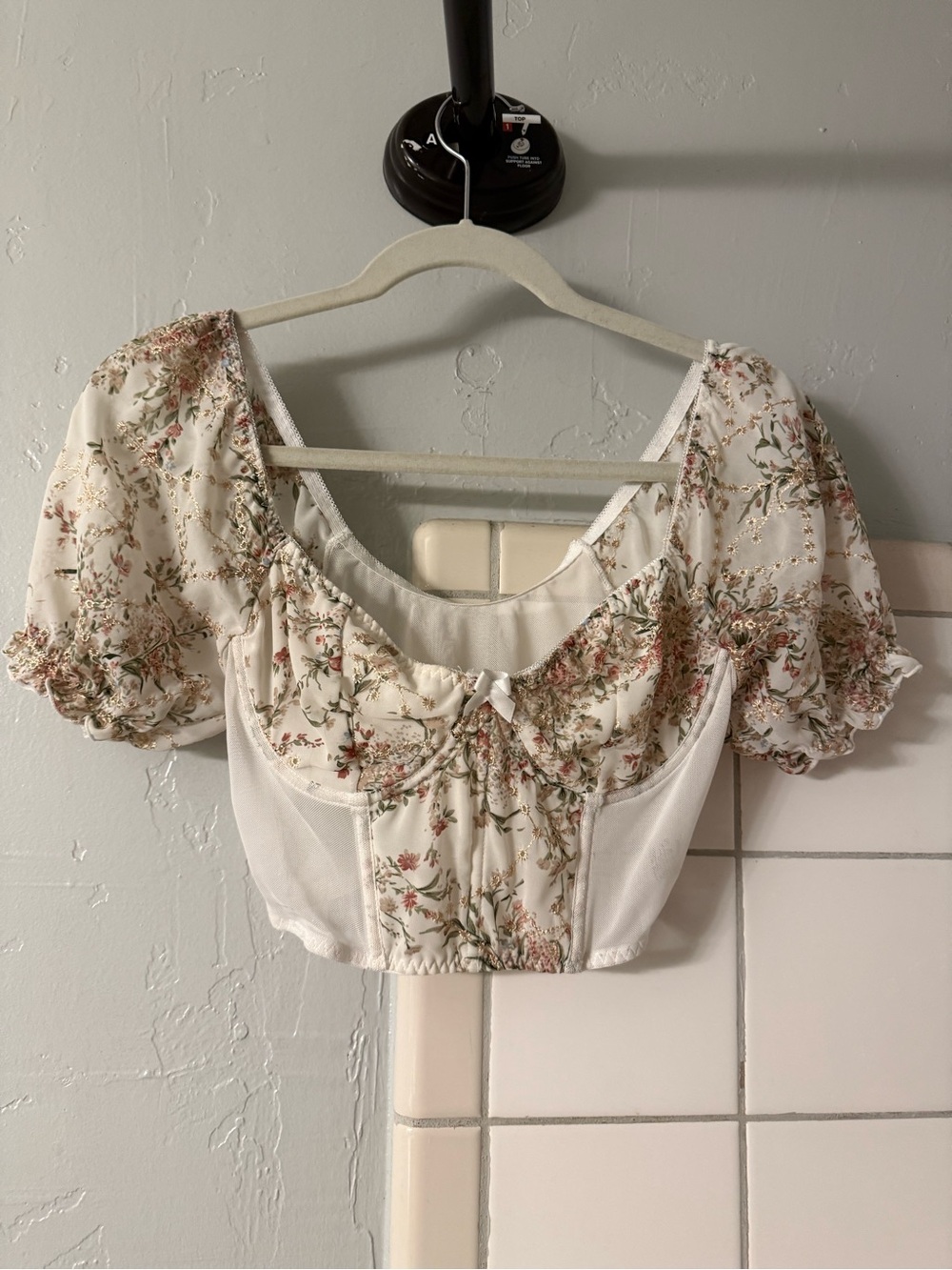 Floral Puff-Sleeve Cropped Top in Cream